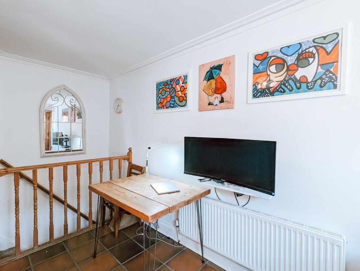 The Clapham 2-Bedroom Flat with Private Patio - 5