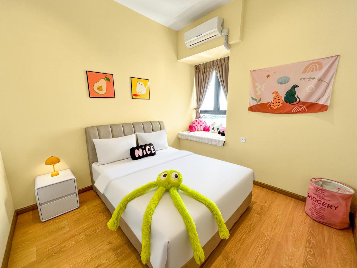 FunxVivid Seaview 2BR 2CP near SG CIQ KSL ZooJB Free Netflix WiFI - 2