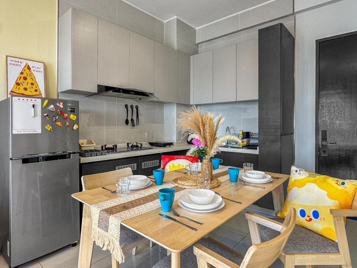 FunxVivid Seaview 2BR 2CP near SG CIQ KSL ZooJB Free Netflix WiFI - 5