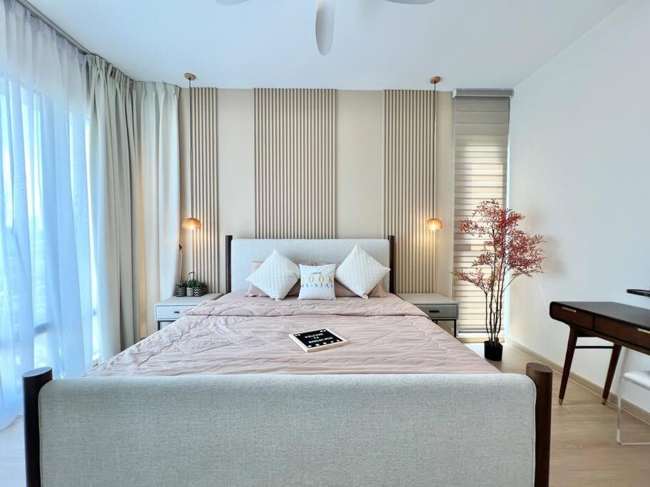 3BR Mosaic Midvalley Southkey w Bathtub - 2