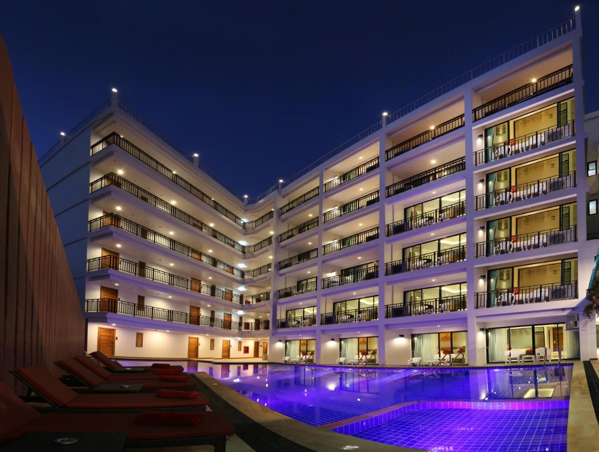 Rooftop swimming pool: Paripas Patong Resort - SHA Extra Plus