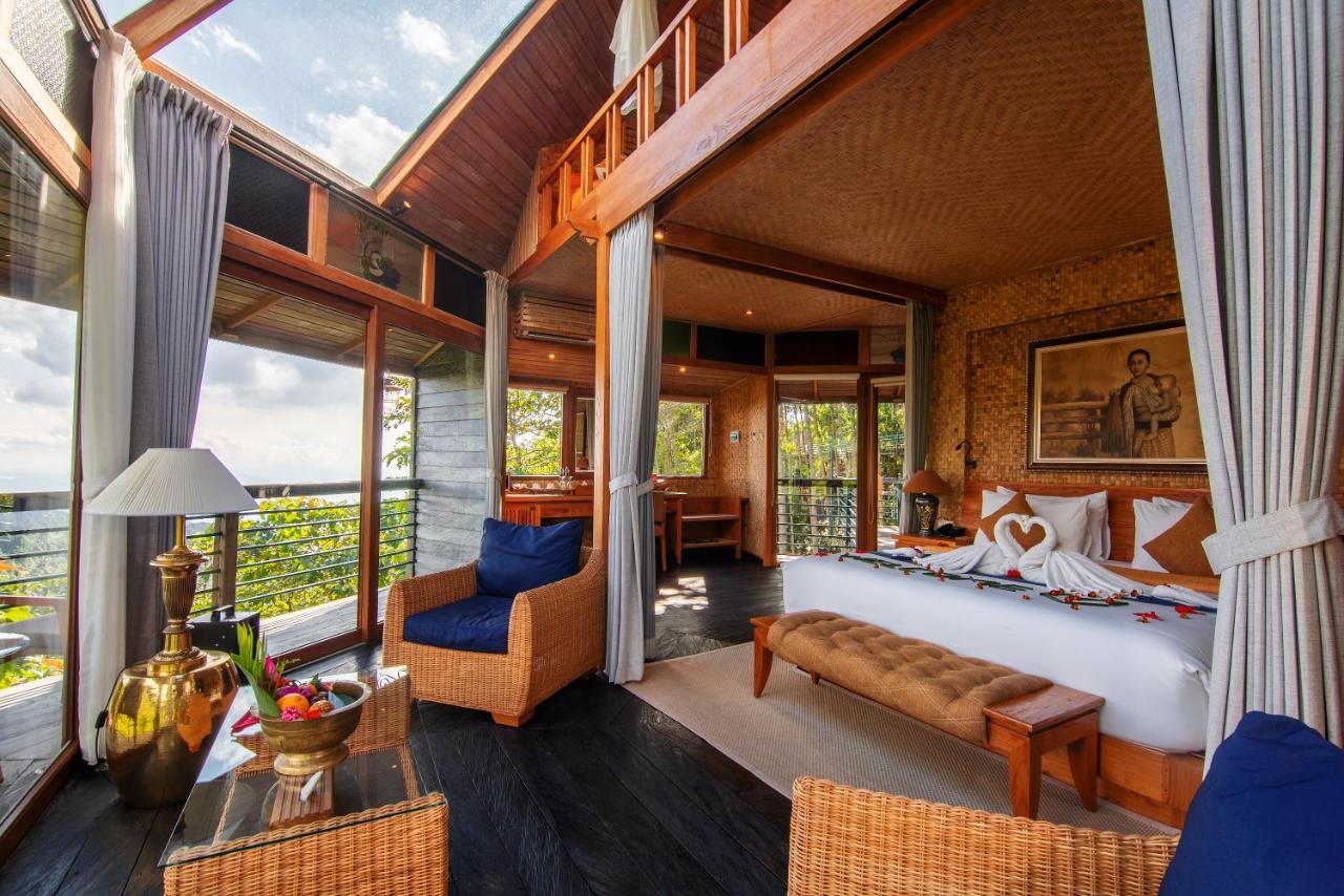 Een bed of bedden in een kamer bij Munduk Heaven Luxury Villas