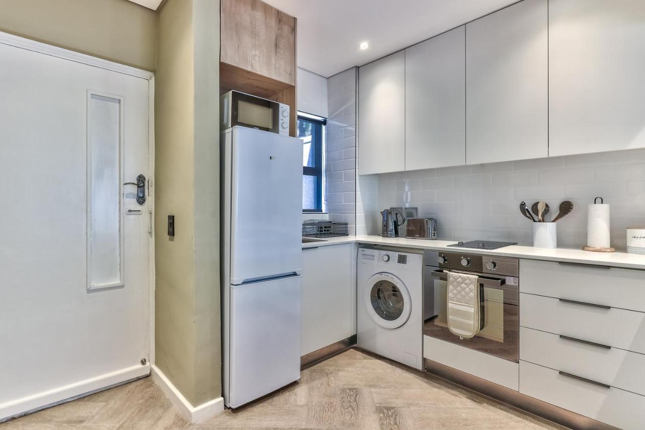 Gorgeous Studio in Sea Point - 2