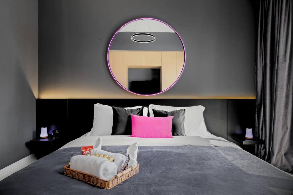 Glow Sky Suite Trendy 1BR- Dubai Mall Access by Maxx Value Homes - 4