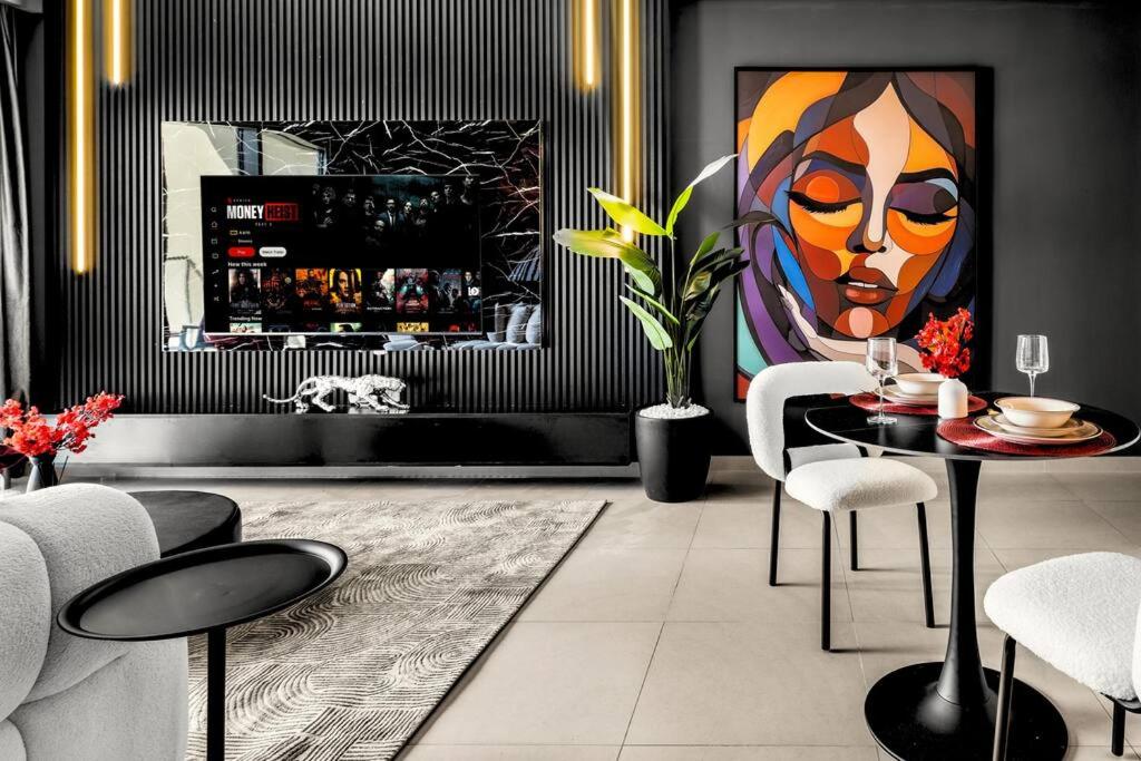 Glow Sky Suite Trendy 1BR- Dubai Mall Access by Maxx Value Homes - 2