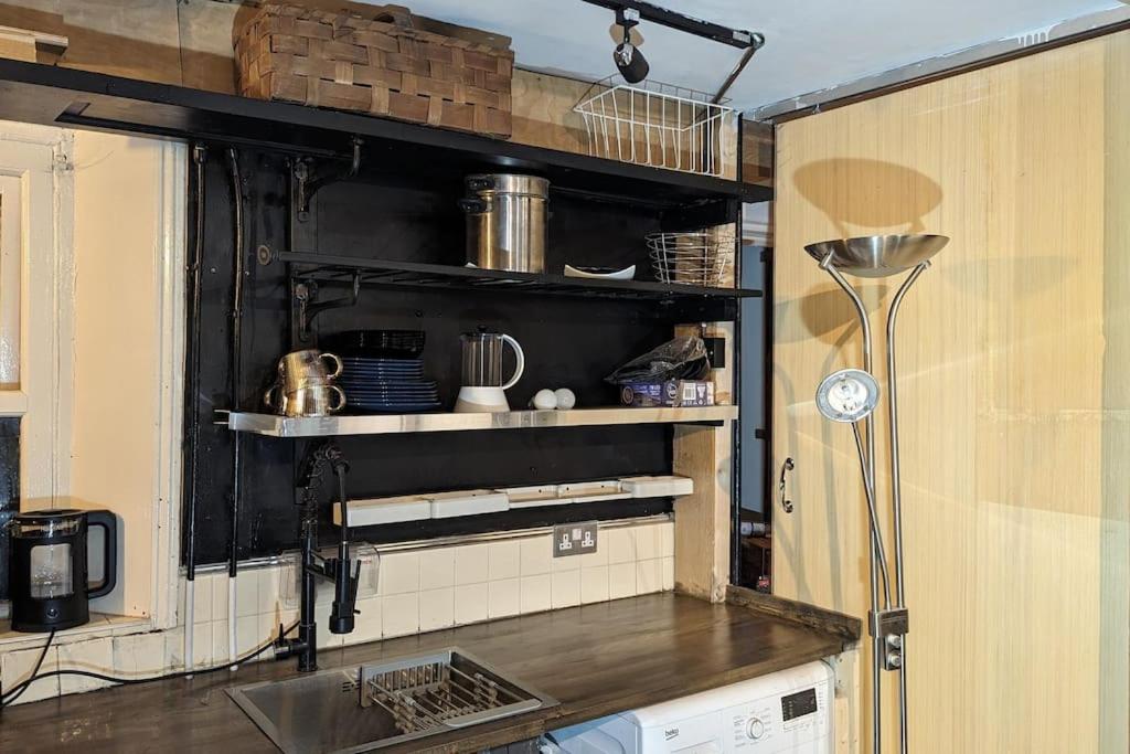 Peckham A Cool and Quirky 2 Bed taste of London - 4