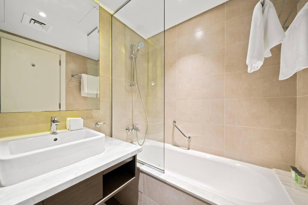 Luxury Smart Studio with Canal View Business Bay - Damac Maison Prive - 3