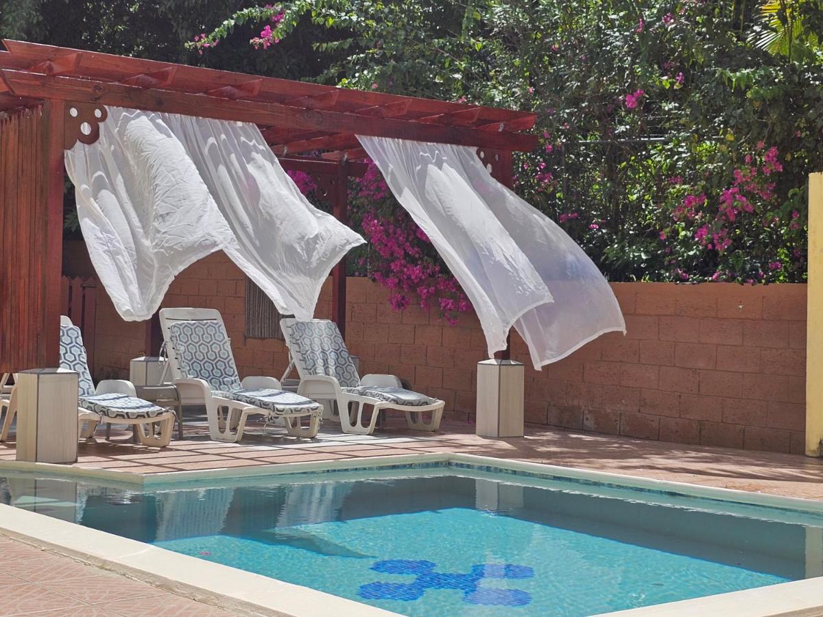 Royal Escape - 1 - 2