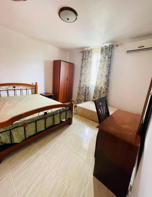 Stunning beachfront apartment, Seaview, 20 metres from beach - 2