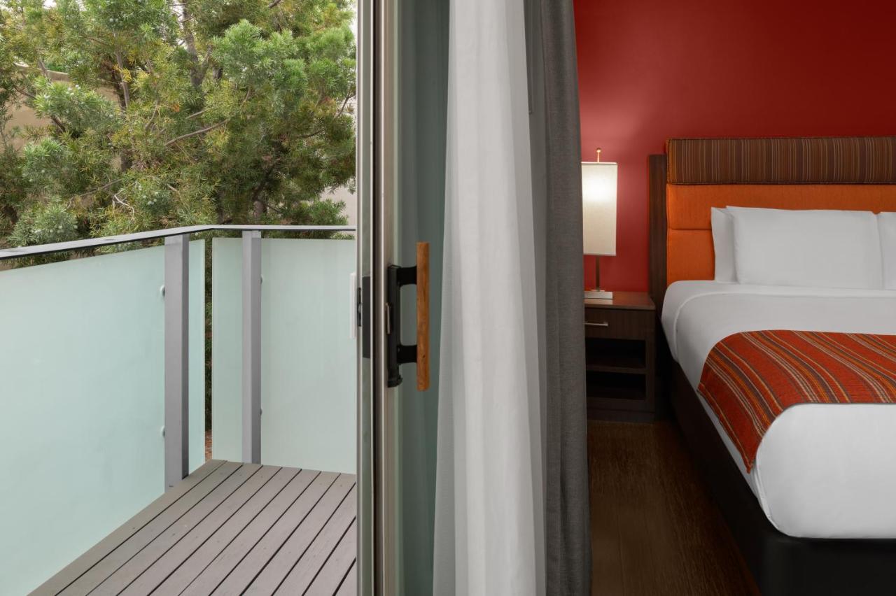 SIRTAJ – Beverly Hills - 2