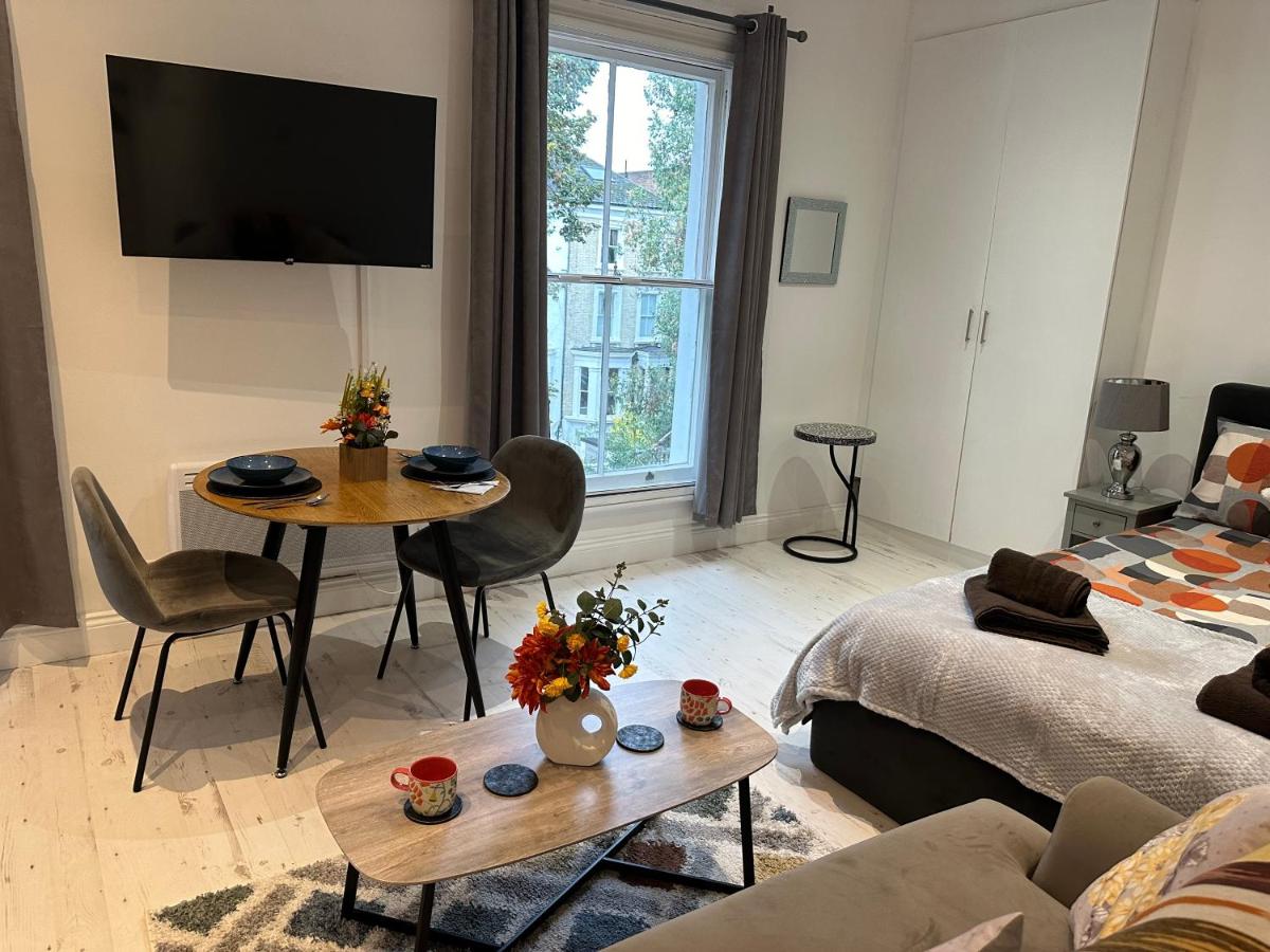 Stylish Studio Escape in West London - 5