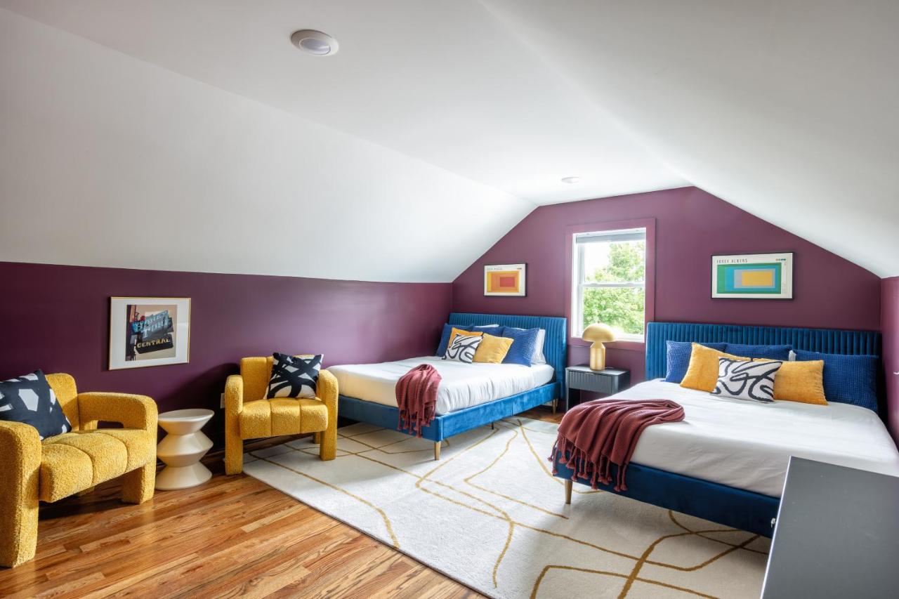 Luxury Home- Huge Yard, Fire Pit, Game and Movie Room - 5