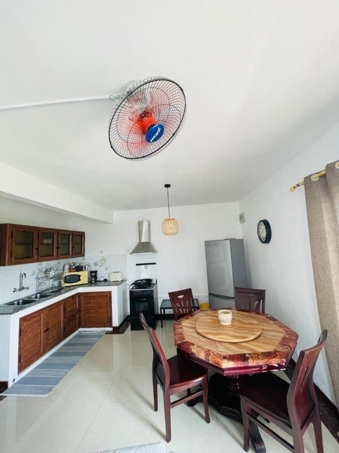 Stunning beachfront apartment, Seaview, 20 metres from beach - 4