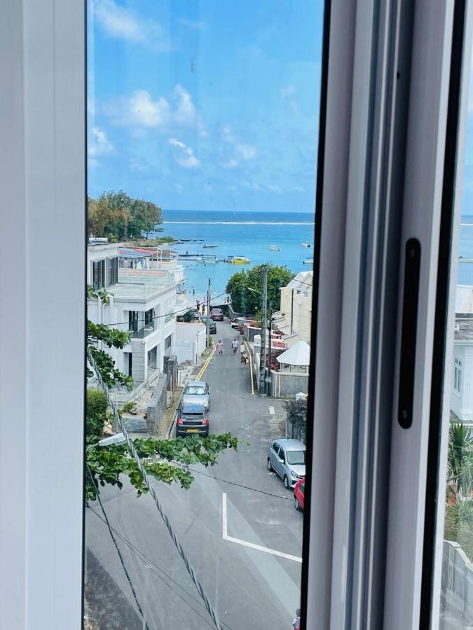 Stunning beachfront apartment, Seaview, 20 metres from beach