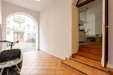 STUDIO IN EINEM RUHIGEN GARTEN, in der MITTE