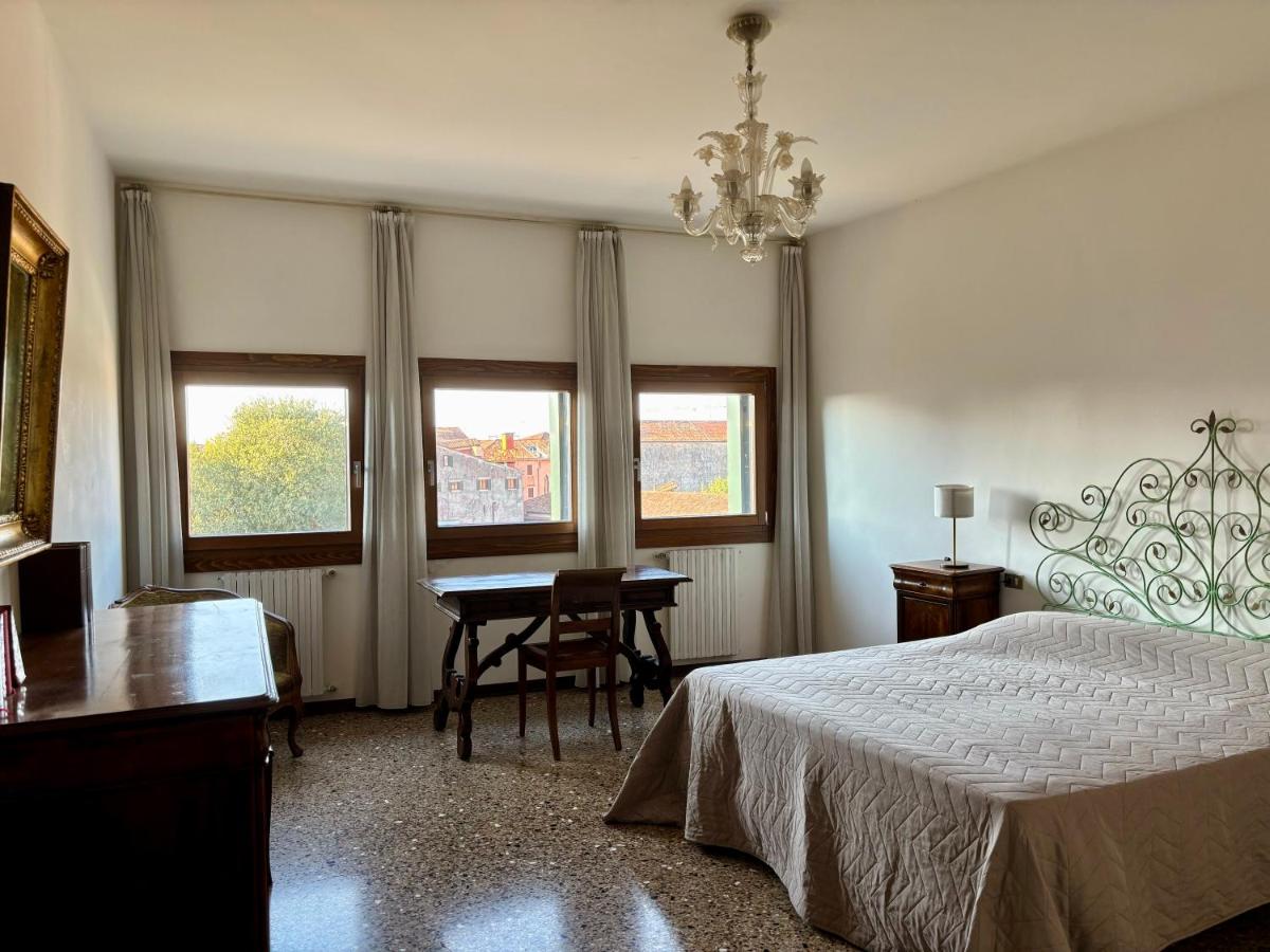 Large Three-bedroom Apartment with Canal View in Cannaregio - 4