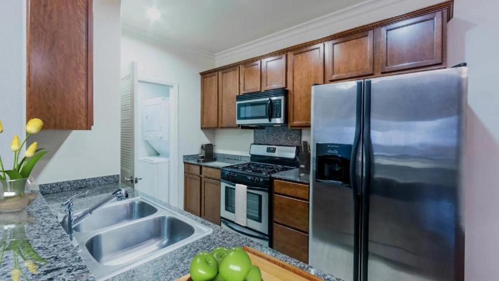 Holiday in LA - 1br with Free parking, Laundry, Pool - 4