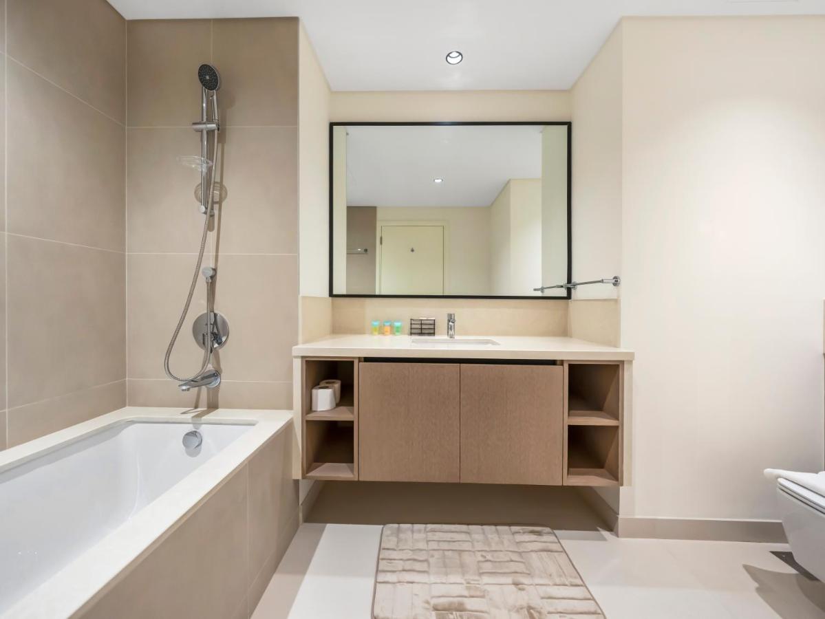 Luxury Downtown Dubai Apartment - 5 Mins Walk to Burj, Opera, Dubai Mall, Sleep 1-10 - 3