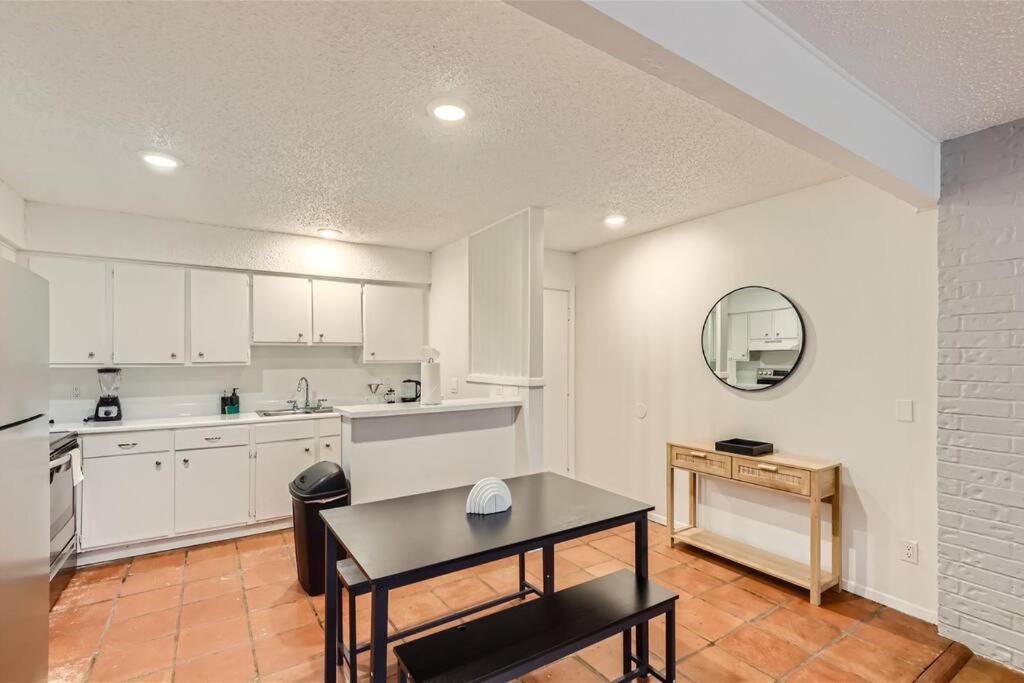 2B Getaway Steps to Dtwn - Sleeps 6 - Pool, Prkg - 4