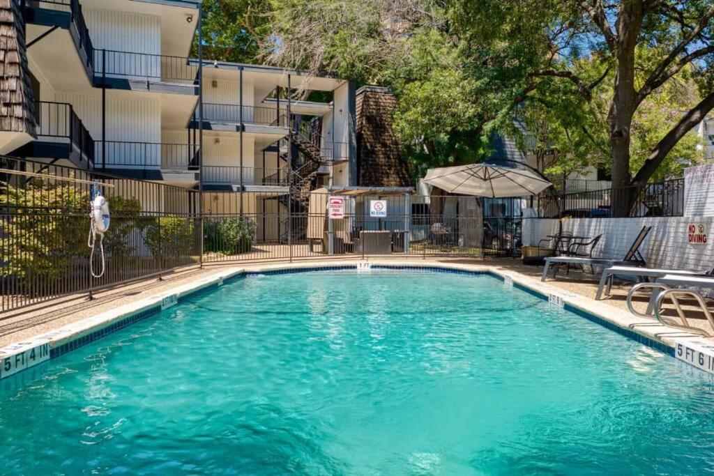 2B Getaway Steps to Dtwn - Sleeps 6 - Pool, Prkg - 2