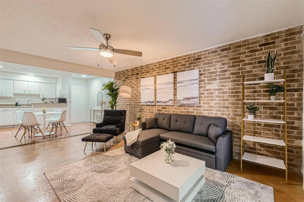 Walkable Dtwn 2B Getaway - Sleeps 5 - Pool, Prkg - 5