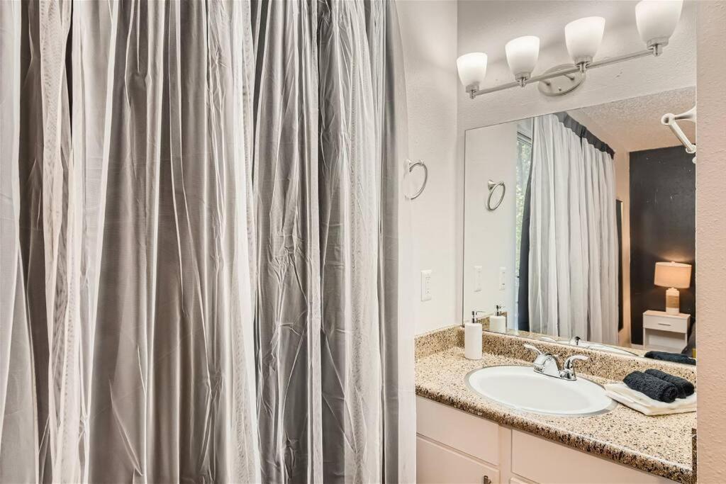 Walkable Dtwn 2B Getaway - Sleeps 5 - Pool, Prkg - 3