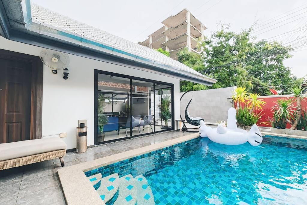 Luxury Pool Villa Pattaya Center C8 - 4 Bedroom
