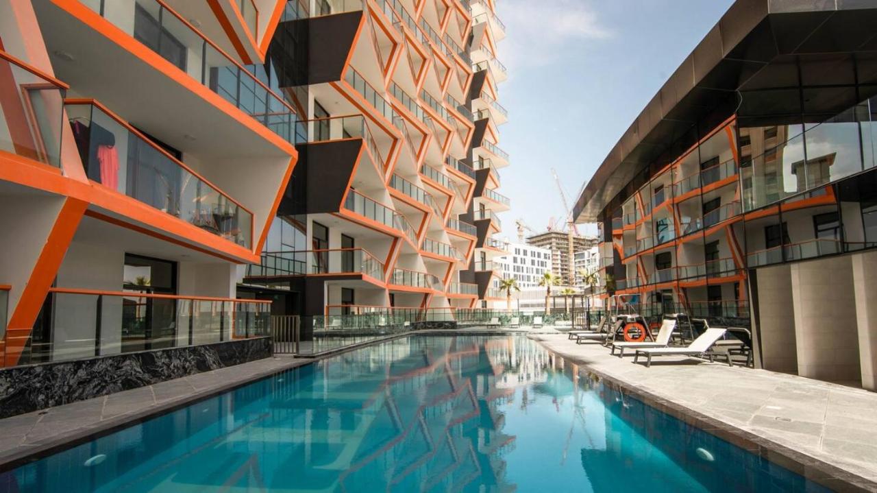 Comfy 1br In Al Jaddaf Balcony Parking - 4