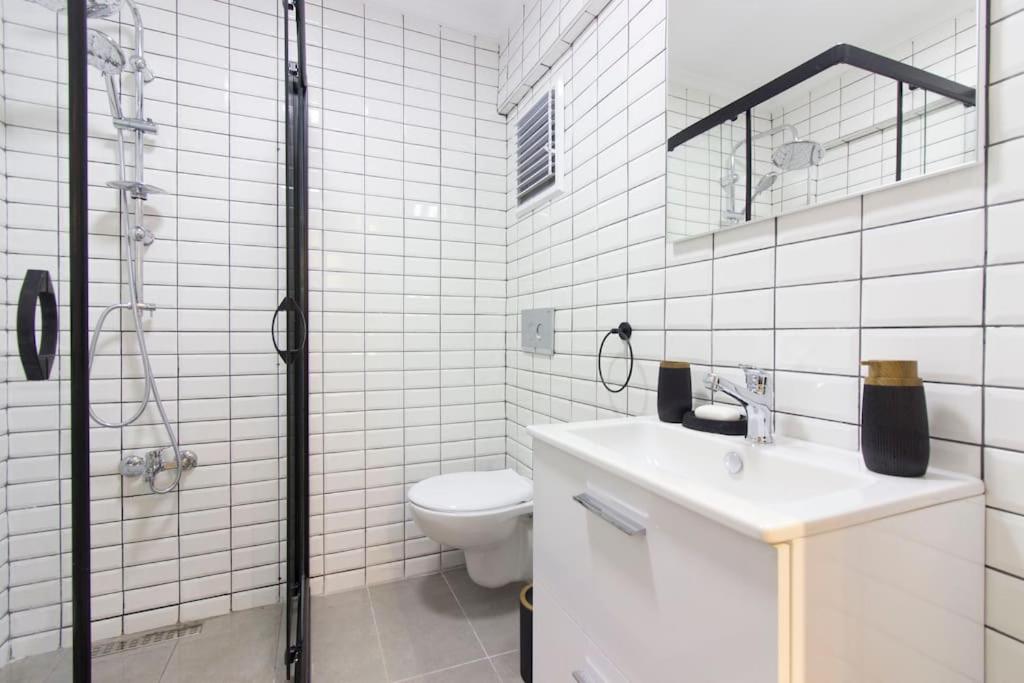 Fully Renovated 2BR Flat in Prime Location at Moda - 3