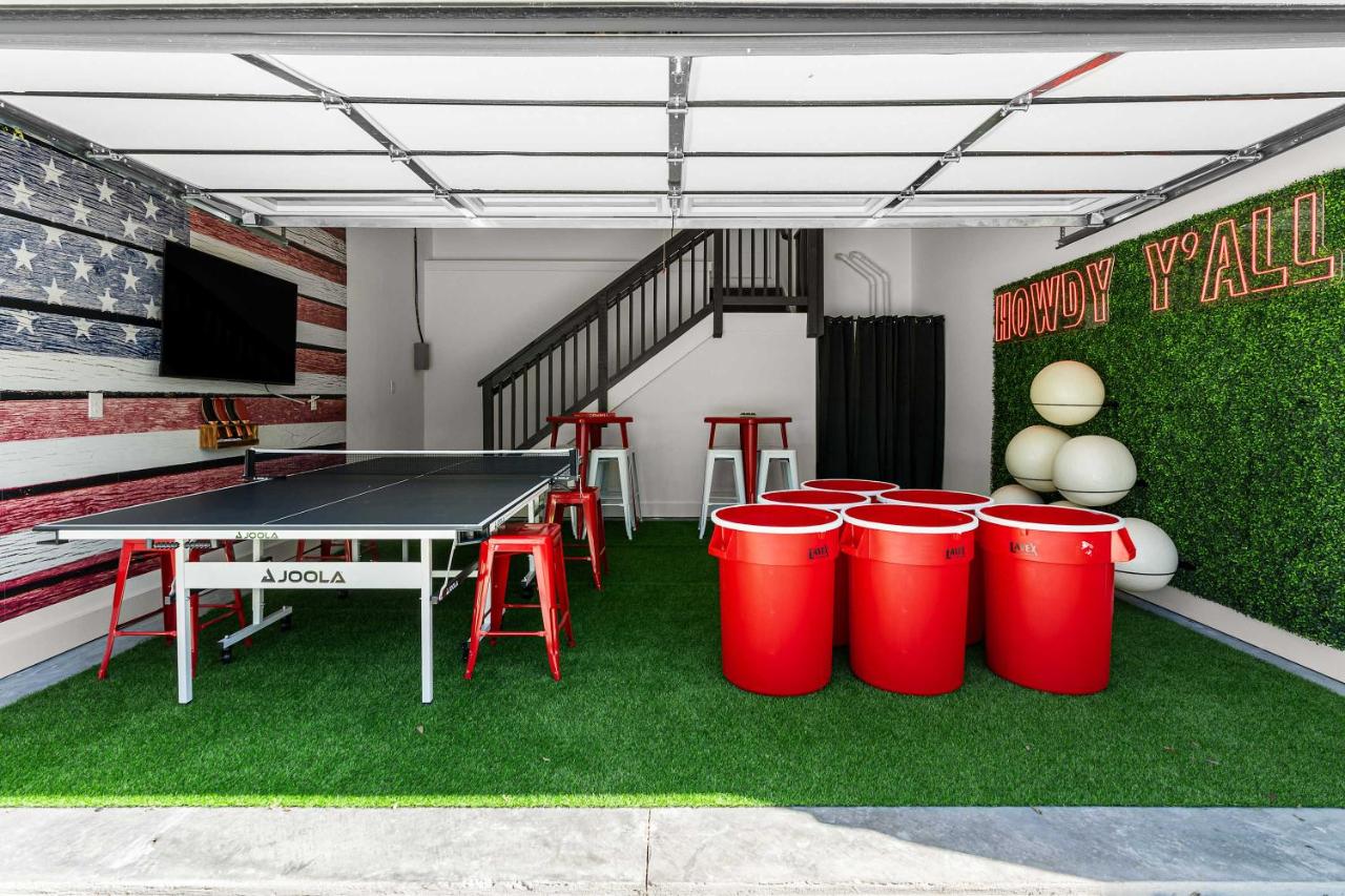 The Americana Abode Rooftop Hot Tub Game Room - 4