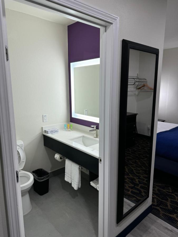 Lakeside Inn & Suites — photo 23