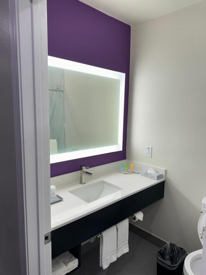 Lakeside Inn & Suites — photo 21