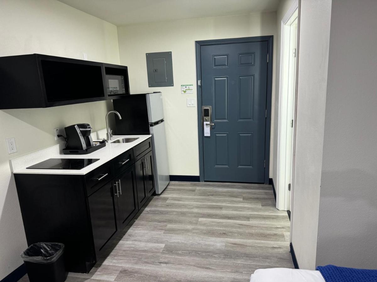 Lakeside Inn & Suites — photo 18
