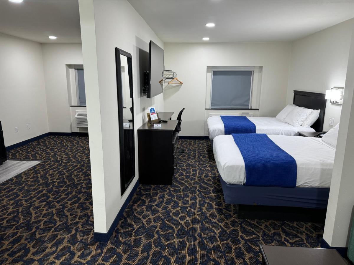 Lakeside Inn & Suites — photo 8