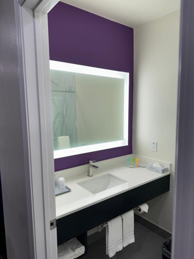 Lakeside Inn & Suites — photo 11