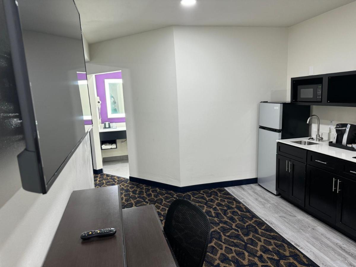 Lakeside Inn & Suites — photo 10