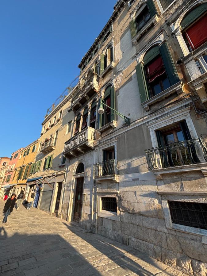Large Three-bedroom Apartment with Canal View in Cannaregio
