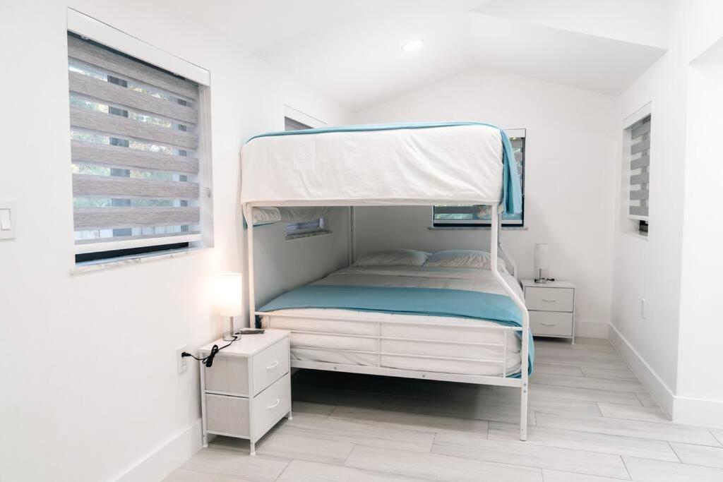 Luxury Retreat 3B ,2Ba POOL , Coral Gables Center - 2