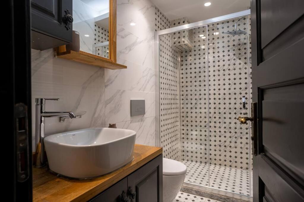 Spacious and Stylish 3BR w Private Garden - 3