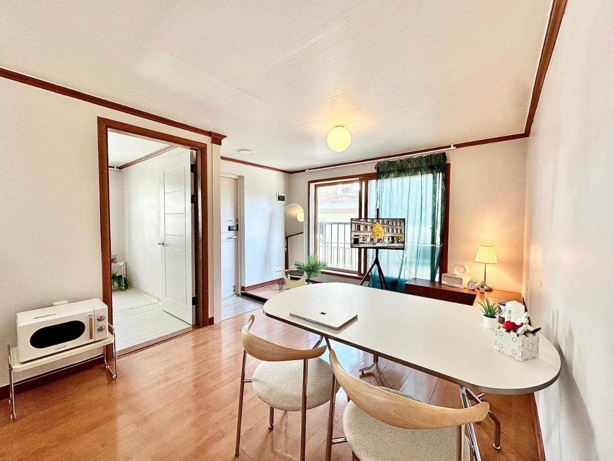 New, 3min to Hapjeong St, Airport bus stop, 8min to Hongdae & Mangwon Market, Han River Park, 2BR 3QB full of sunshine, Hotel bedding, City Nature - 2