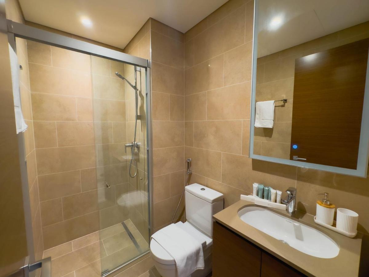 Pet free 1BR with Balcony Pool Gym Near Downtown - 3