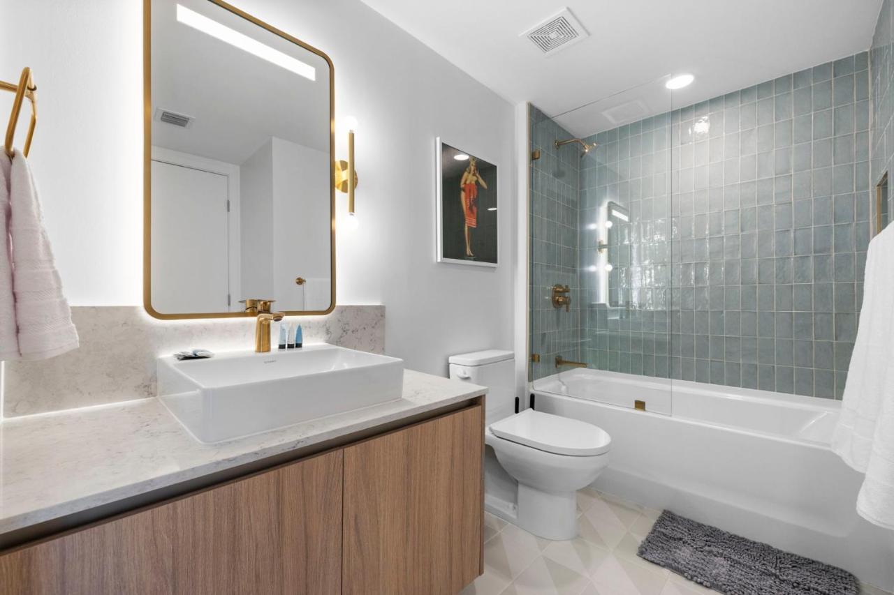 On 46th Floor! Amazing Views and Free Parking - 3