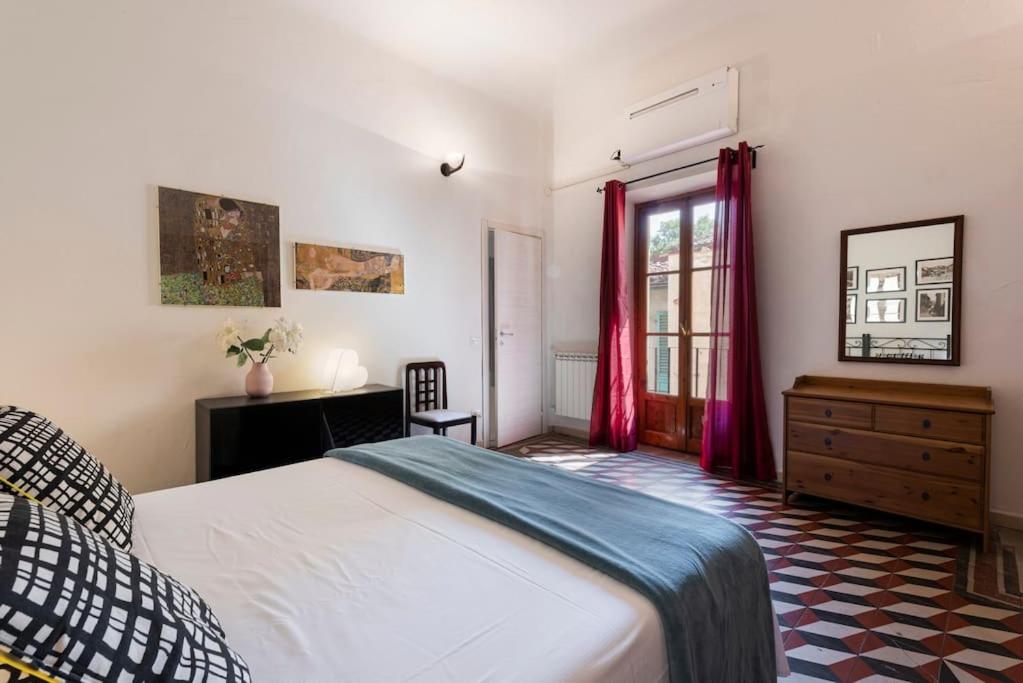Live like a Florentine next to Santa Croce Square - 2