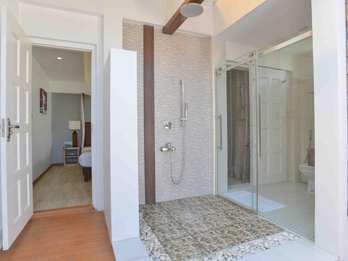 Coconut Tree Hulhuvilla Beach - 3