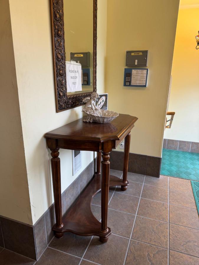 City Hotel Bar & Grill OAbp! — photo 3
