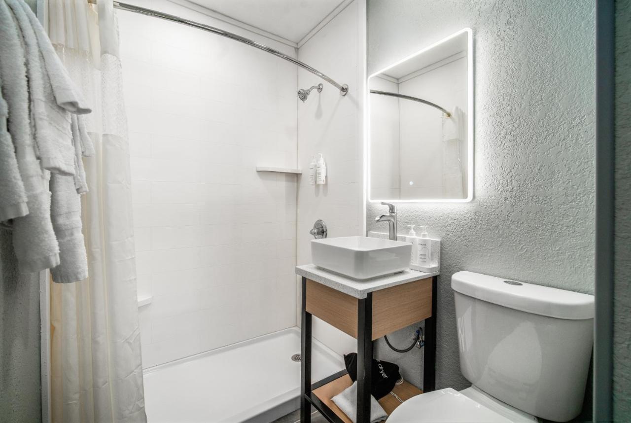Pacific Inn and Suites — photo 11