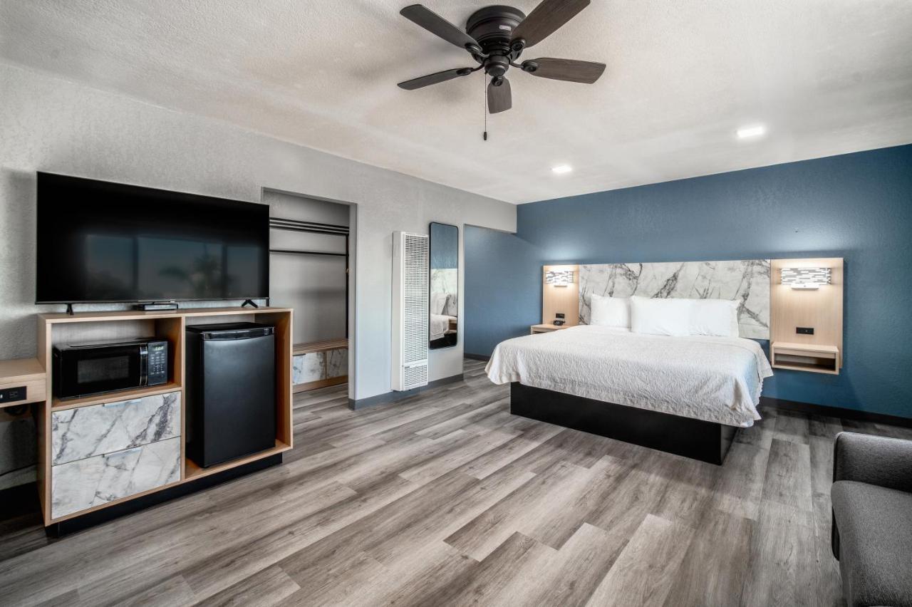 Pacific Inn and Suites — photo 14
