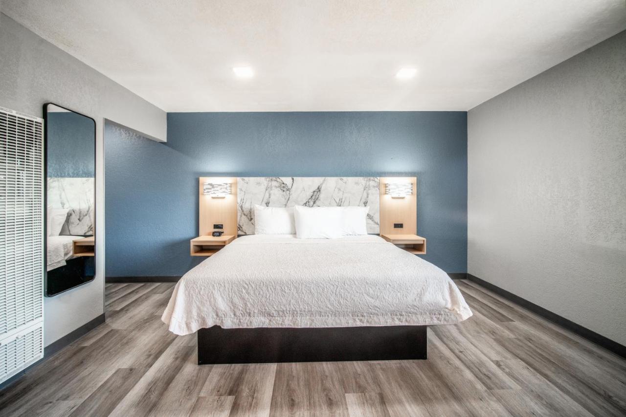 Pacific Inn and Suites — photo 12