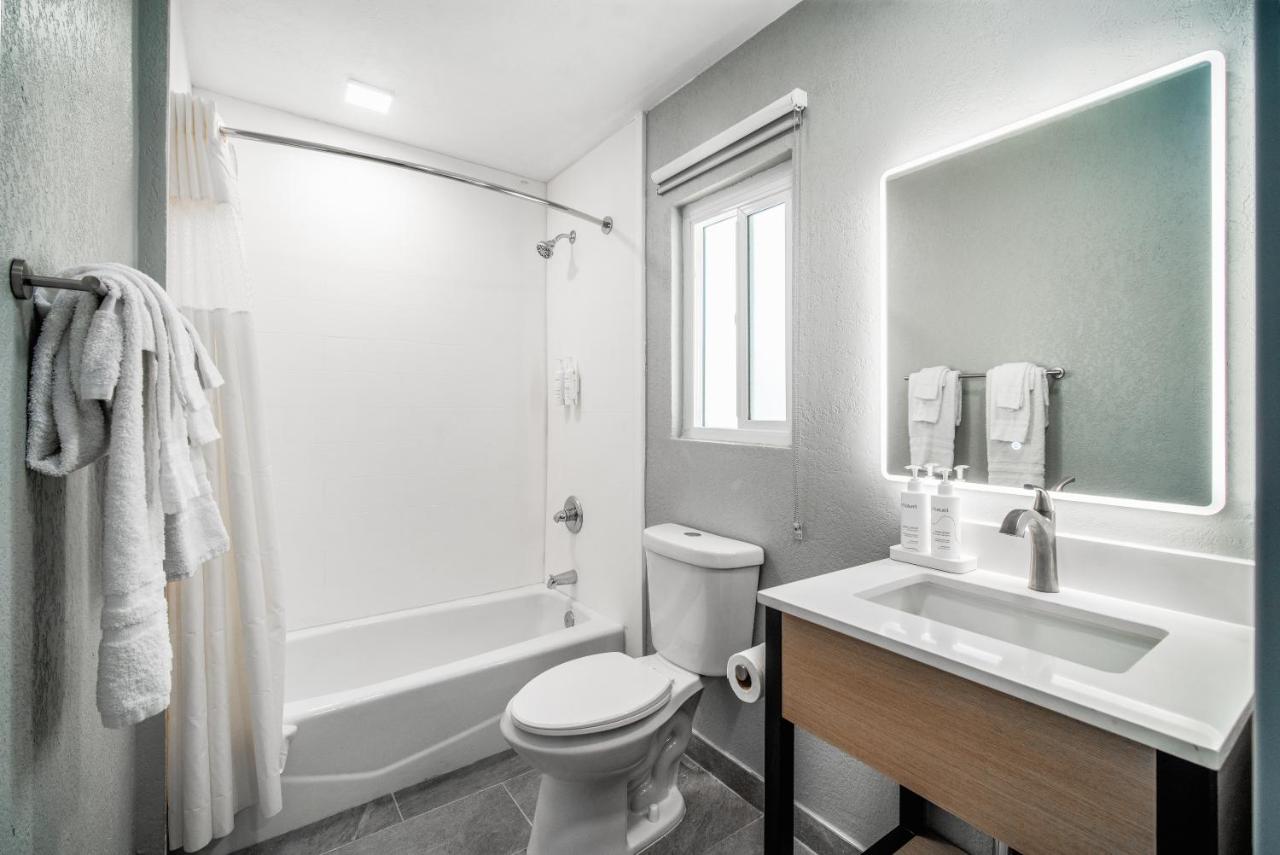 Pacific Inn and Suites — photo 15