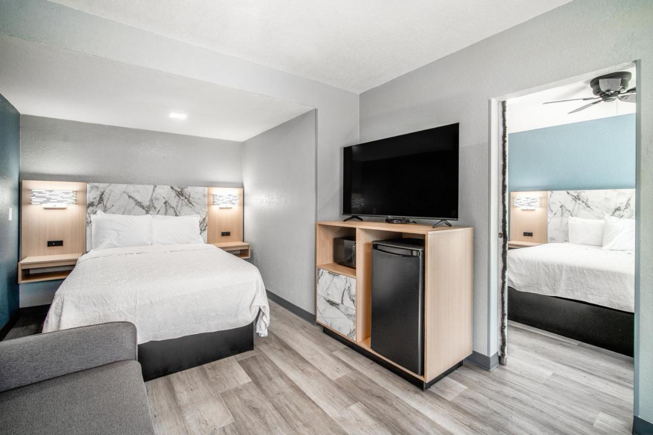 Pacific Inn and Suites — photo 16